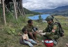 Hangatkan Hati Warga Papua, Satgas Yonif 142/Ksatria Jaya Berikan Layanan Kesehatan Gratis di Sinak