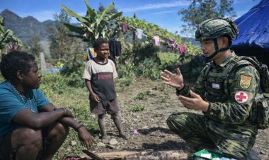 Pengabdian Tanpa Batas, Satgas Yonif 142/Ksatria Jaya Hadirkan Layanan Kesehatan Gratis di Yugumuak